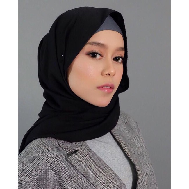  Di kesehariannya wanita bertubuh mungil ini sering memakai blouse dan celana. Hijab segi empat dan pashmina menjadi andalannya. (Foto: Instagram/LestyKejora)