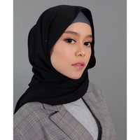  Di kesehariannya wanita bertubuh mungil ini sering memakai blouse dan celana. Hijab segi empat dan pashmina menjadi andalannya. (Foto: Instagram/LestyKejora)
