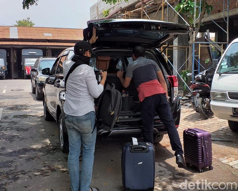 OTT Ketum PPP Romahurmuziy, Penyidik KPK Sambangi Polda Jatim OTT Ketum PPP Romahurmuziy, Penyidik KPK Sambangi Polda Jatim
