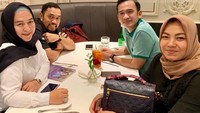 Ngopi sore bersama dengan istri dan Ruben Onsu. Sedang membicarakan apa ya? Foto: Instagram@ahmadsahroni88 Foto: Instagram@ahmadsahroni88