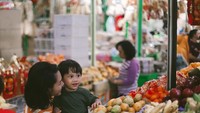 Berkunjung ke Pasar Gedge Solo, Andien dan Kawa juga menyempatkan untuk keliling berbelanja buah segar.