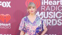 Taylor terlihat seksi menawan dengan sequin playsuit yang menunjukan kaki jenjangnya. Rich Polk/Getty Images for iHeartMedia