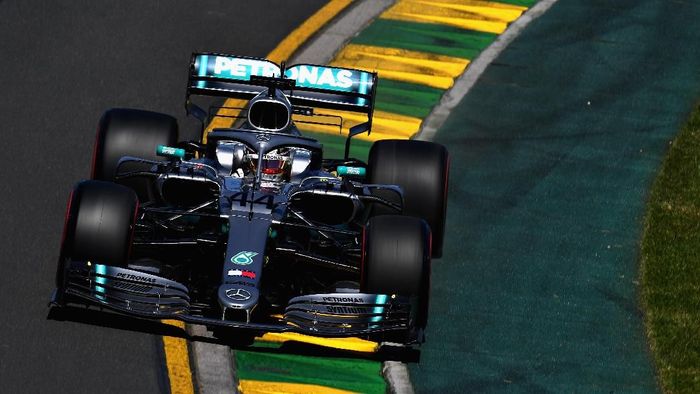 Lewis Hamilton menjadi pebalap tercepat di sesi latihan bebas pertama GP Australia (Foto: Clive Mason/Getty Images) Lewis Hamilton menjadi pebalap tercepat di sesi latihan bebas pertama GP Australia (Foto: Clive Mason/Getty Images)