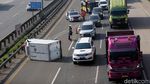 Mobil Box Terguling di Tol JORR, Lalin Padat
