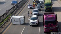 Dalam kecelakaan tunggal tersebut tak ada korban jiwa.