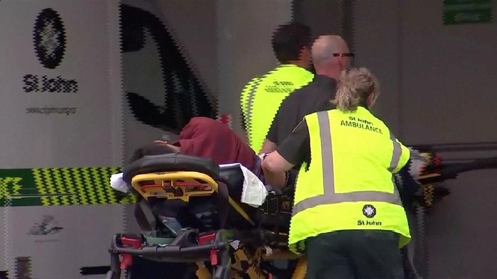 Evakuasi korban di lokasi penembakan brutal di Masjid di New Zealand (Selandia Baru). (Foto: Reuters) Evakuasi korban di lokasi penembakan brutal di Masjid di New Zealand (Selandia Baru). (Foto: Reuters)