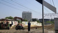 Para relawan itu terus memantau kedatangan kereta yang mengarah ke Bogor maupun sebaliknya.
