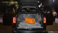 Rolls-Royce Cullinan memiliki dimensi sepanjang 5.341 mm, dengan lebar 2.165 mm dan tinggi 1.835 mm.