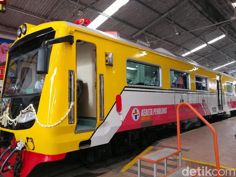 Penampakan Kereta Penolong Senilai Rp 6 Miliar Milik PT KAI Penampakan Kereta Penolong Senilai Rp 6 Miliar Milik PT KAI