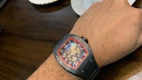 Ngopi dengan pisang goyeng, tulis Sahroni dalam akun Instagramnya. Jamnya bikin salah fokus ya. Foto: Instagram@ahmadsahroni88