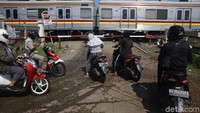 KRL melintas di perlintasan KA Pondok Cina, Depok, Jawa Barat.