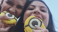 Sedang berlibur ke Jepang, Marsha dan seorang temannya menikmati makanan lucu berbentuk Minion. Foto: Instagram @aruanmarsha