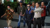 Para pelaku yang terjaring OTT KPK lainnya berjalan masuk ke gedung KPK.