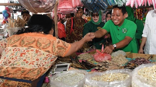 Jadi Tersangka KPK, Ini Momen Makan Enak Ketum PPP Romahurmuziy Bersama Politisi
