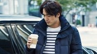 Di sela-sela syuting Voice 2, Jin-wook juga sempat terbingkai sedang menyesap secangkir kopi. Foto: Instagram sone8344