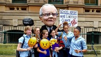 Aksi perubahan iklim di Sydney tersebut mewakili tagar Climate Strike. AAP Image/Mick Tsikas/via REUTERS.