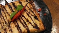 Cukup kucuri roti panggang dengan saus cokelat lalu taburi strawberry segar yang dicincang. Foto : Instagram!@explorefoodsandra
