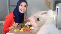 Sedang berada di restoran Sushi Ken Asakusa. Laudya terlihat hendak menikmati sushi pesanannya. Foto: Instagram laudyacynthiabella