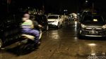 Duh, Lahan Parkir Kurang Mobil Parkir Sembarangan