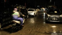 Banyaknya mobil yang terparkir di jalan tersebut tentunya mengurangi fungsi jalan dan membuat jalan di kawasan tersebut menjadi sempit untuk dilintasi.