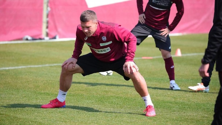 Foto: Lukas Podolski memperagakan gerakan sumo (Podolski10/Twitter) Foto: Lukas Podolski memperagakan gerakan sumo (Podolski10/Twitter)