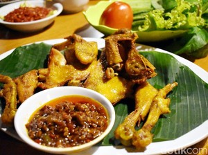 Gurih 7: Raos Pisan! Ayam Goreng Basah Khas Sunda yang Gurih Lembut