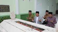 Saat ziarah ke makam KH Abdul Wahab Hasbullah di komplek Pondok Pesantren Tambakberas, Jombang (romahurmuziy/Instagram)