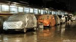 Duh, Lahan Parkir Kurang Mobil Parkir Sembarangan