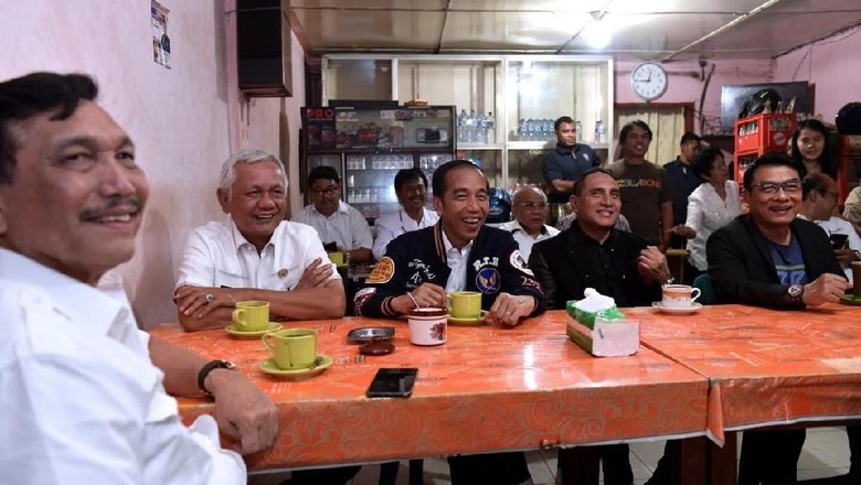 Jokowi Ngopi Rp 7.000 di Balige, Dinyanyiin Emak-emak Jokowi Ngopi Rp 7.000 di Balige, Dinyanyiin Emak-emak