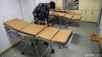 Kapal perang rumah sakit buatan PT PAL ini dilengkapi sejumlah fasilitas kesehatan seperti ruang operasi, ruang rawat dan fasilitas kesehatan lainnya.