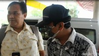 Rommy ditangkap di pintu keluar Hotel Bumi Surabaya pagi tadi/Foto: Istimewa