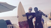 Seungri juga main surfing menikmati ombak laut Bali. (seungriseyo/Instagram)
