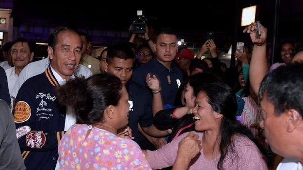 Jokowi Ngopi Rp 7.000 di Balige, Dinyanyiin Emak-emak
