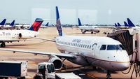Pesawat Delay, Pilot Ini Belikan Makan Siang Gratis Untuk 70 Penumpang