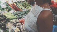 Kira-kira Tara Basro hobi memasak ngga ya, Ko mainnya ke pasar? Dengan menggenakan pakaian simple, Tara terlihat sedang memilih sayuran. Foto: Instagram @tarabasro