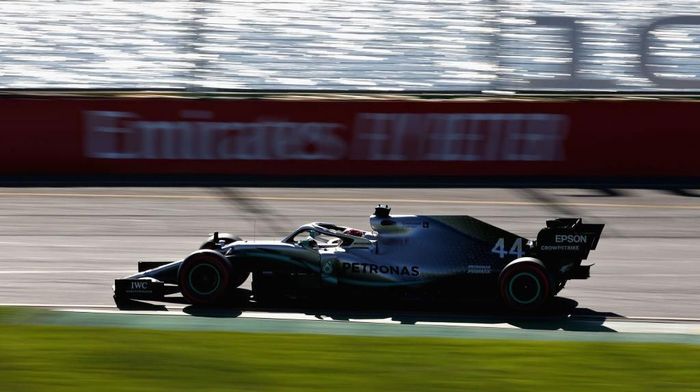 Pebalap Mercedes Lewis Hamilton menjadi yang tercepat di free practice kedua GP Australia di Sirkuit Melbourne Park, Jumat (15/3/2019). (Foto: Charles Coates/Getty Images) Pebalap Mercedes Lewis Hamilton menjadi yang tercepat di free practice kedua GP Australia di Sirkuit Melbourne Park, Jumat (15/3/2019). (Foto: Charles Coates/Getty Images)