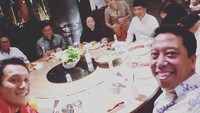Romy punya hubungan yang akrab dengan Presiden Jokowi, dan Megawati. Ini momen mereka saat makan malam di restoran yang berada di Jakarta Pusat. Foto: Instagram @romahurmuziy