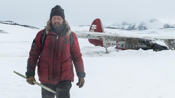 Arctic, Bertahan Hidup Terdampar di Kutub Utara