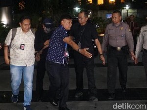 Tiba di KPK Usai Kena OTT, Romahurmuziy Bungkam dan Menunduk