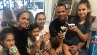 Tak hanya taco, mereka juga gemar makan es krim. Semua anaknya pilih rasa es krim berbeda nih hihi. Foto: Instagram arod