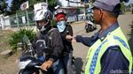 Begini Perjuangan Relawan Penjaga Perlintasan KA