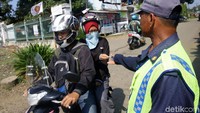 Masyarakat sekitar menjaga perlintasan kereta selama 24 jam.