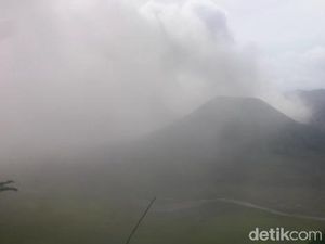 Meski Bromo Semburkan Abu Vulkanik, Pariwisata Masih Normal