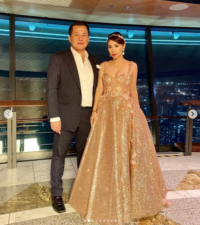 Artis Femmy Permatasari menikah lagi dengan pria bernama  Alfons Martinus Purnoam pada Maret 2019. Femmy menikah kedua kalinya di usia ke-45.  Foto: Dok. Instagram/femmypermatasari