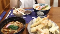 Udon dan tempura menjadi salah satu menu makanan favorit Sandra setiap kali berlibur ke Jepang. Foto: Instagram/sandradewi88