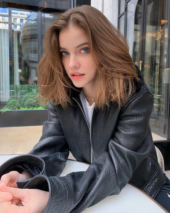 Posisi tiga ada Barbara Palvin, model asal Hungaria dengan predikat Hall of Fame/ Golden Face. Foto: Instagram @realbarbarapalvin