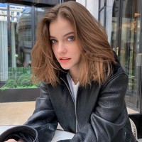 Posisi tiga ada Barbara Palvin, model asal Hungaria dengan predikat Hall of Fame/ Golden Face. Foto: Instagram @realbarbarapalvin