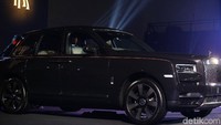 Cullinan merupakan SUV yang relatif berukuran raksasa jika dibandingkan dengan beberapa mobil sejenis di kelas yang sama.  