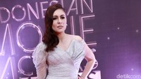 Ia tampil dengan gaun panjang menyapu lantai berwarna silver. Pool/Palevi S/detikFoto.