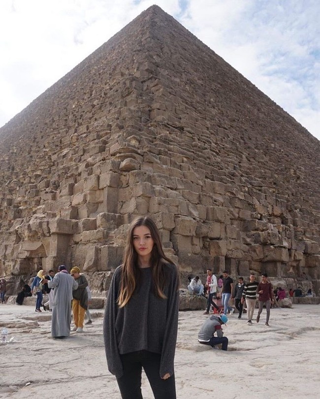Potret Felicite Tomlinson saat traveling ke Mesir. Ia berpose di depan Piramida yang merupakan satu dari Tujuh Keajaiban Dunia. (Foto: Instagram/@felicitegrace)